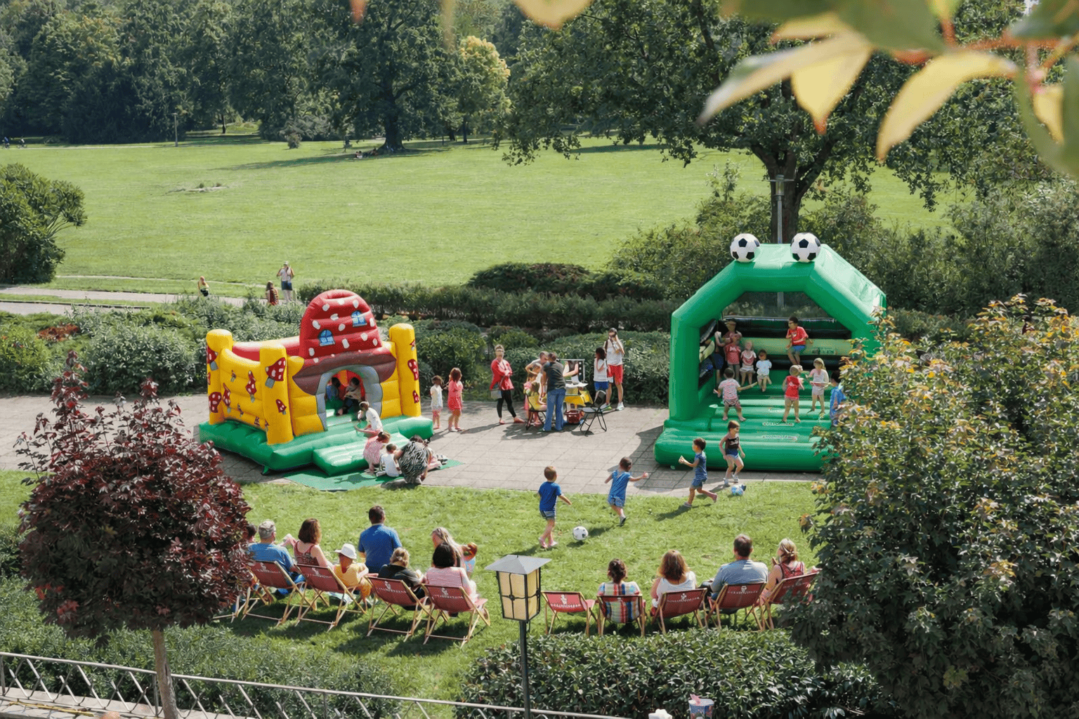Schulanfang Einschulungsfeier Parkschloss Leipzig Terrasse Kinder Hüpfburg