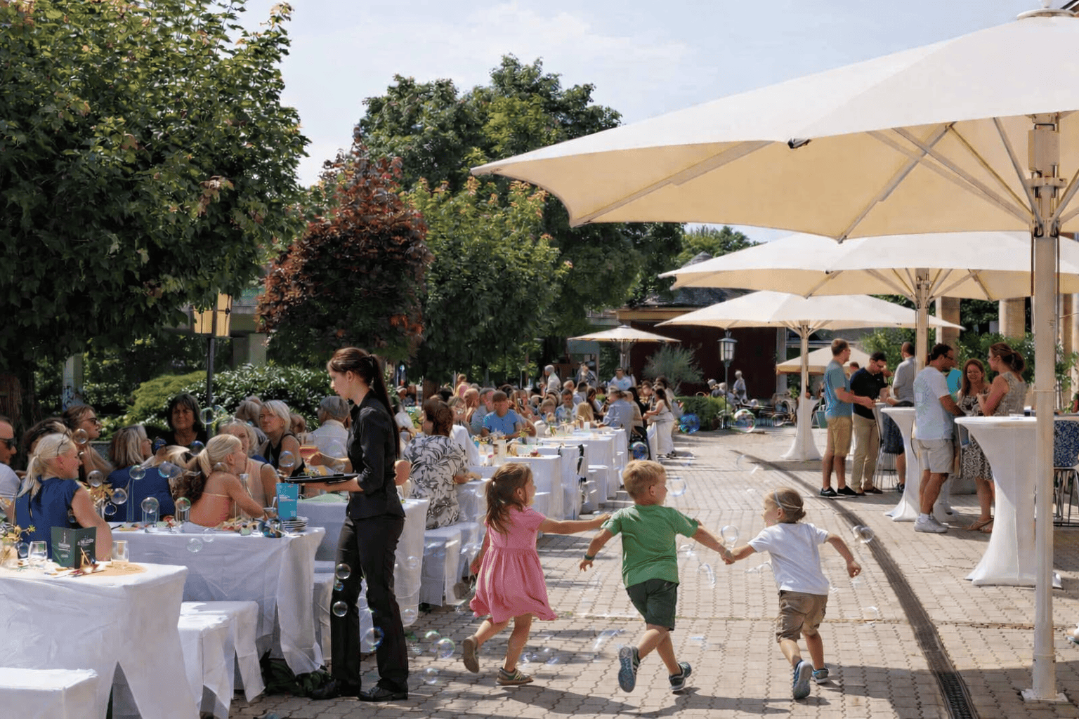Schulanfang Einschulungsfeier Parkschloss Leipzig Terrasse Kinder